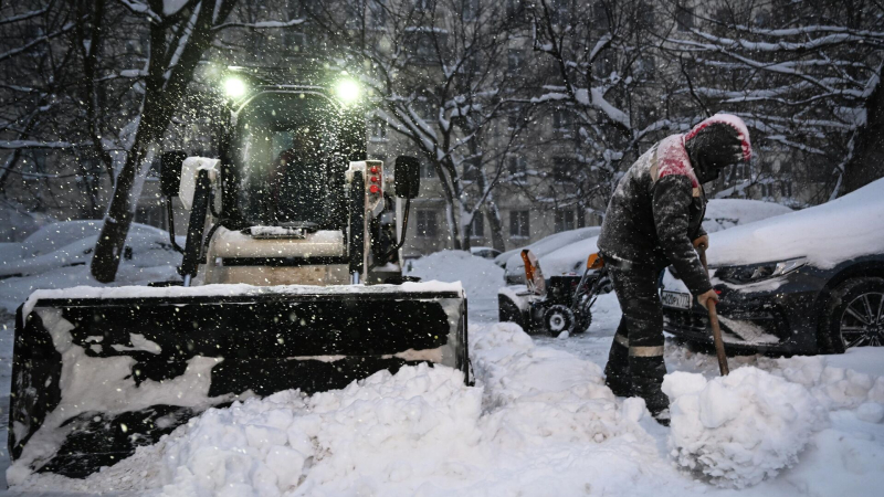 Городские службы Москвы продолжат уборку снега и ночью