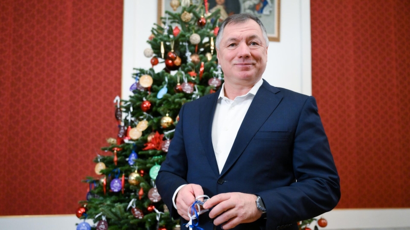 Хуснуллин исполнил новогодние желания двух сестер из ДНР