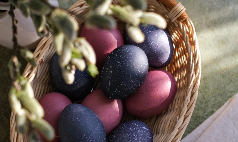 Яйца на Пасху в каркаде: как правильно покрасить в разные цвета