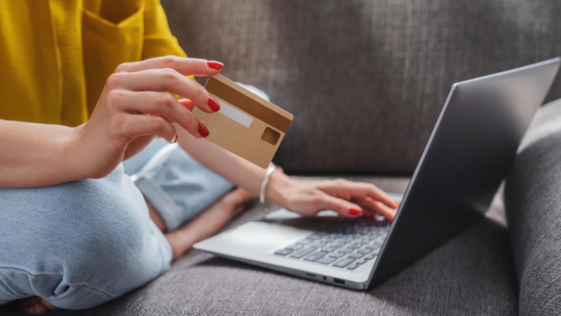 Юрист объяснил, какие переводы на карту лучше не принимать