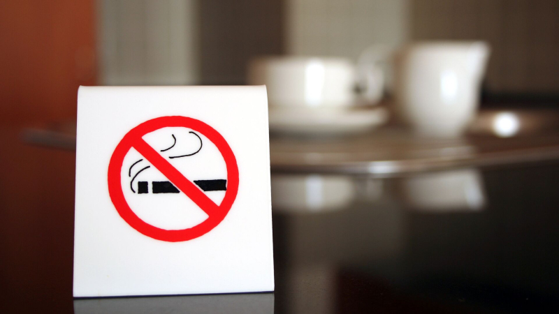 Юрист рассказал, чем грозят частые перекуры на работе