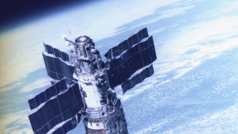 Космонавт Джанибеков рассказал, как чуть не врезался в "Салют-7"