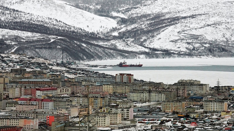 Ледокол "Москва" начал работу в Магадане