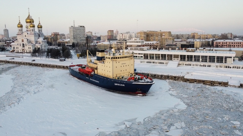 Ледокол вывел на чистые воды застрявший во льдах на Чукотке теплоход