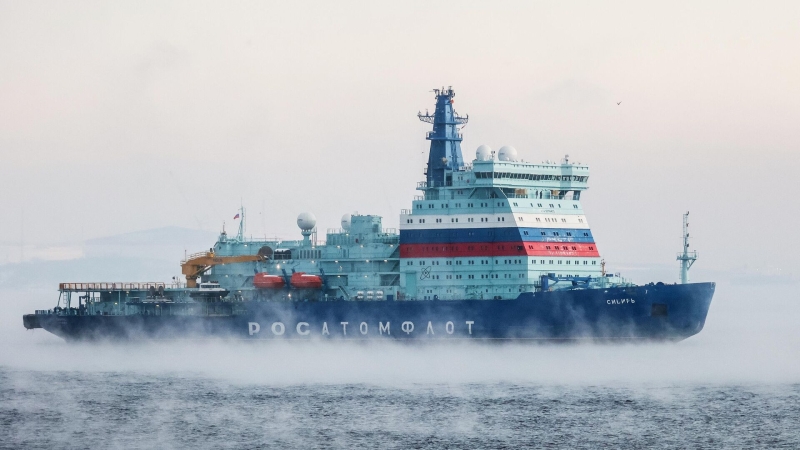 Ледокол вывел застрявший в Беринговом море на Чукотке теплоход
