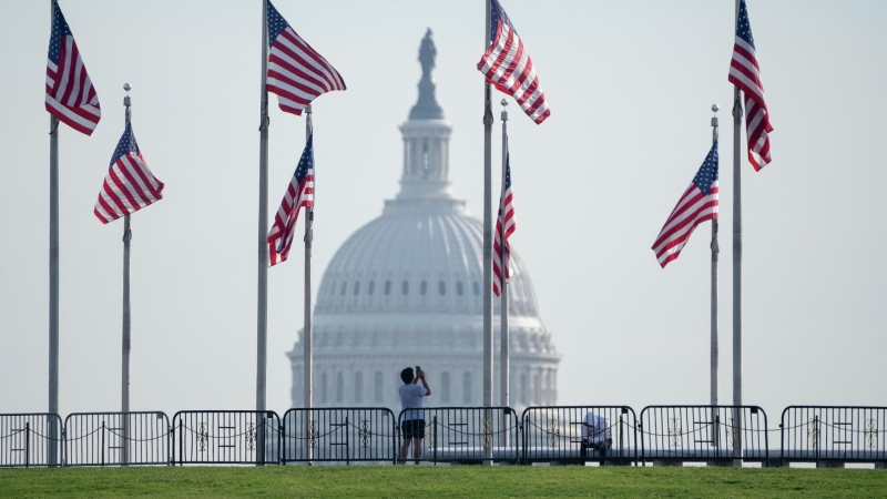 ЛГБТ* превратило США в посмешище для мира, считает экс-помощница Байдена