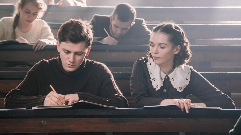 Лучшие фильмы, сериалы и артисты 2025 года: к кому улетят "Золотые орлы"