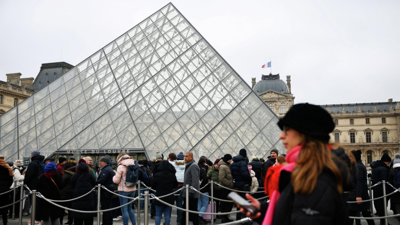 Лувр в четвертый раз закрылся для посетителей из-за забастовки