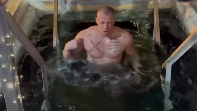 Macan окунулся в прорубь в Крещенскую ночь