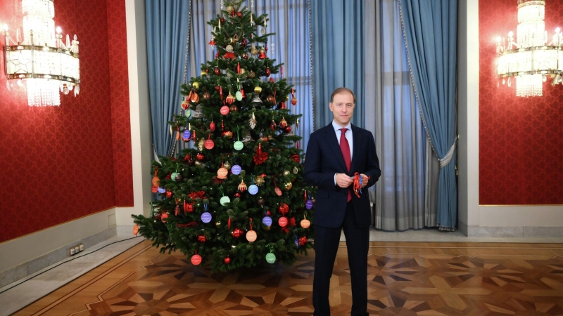 Мантуров исполнил желание девочки из Москвы о встрече со сценаристом