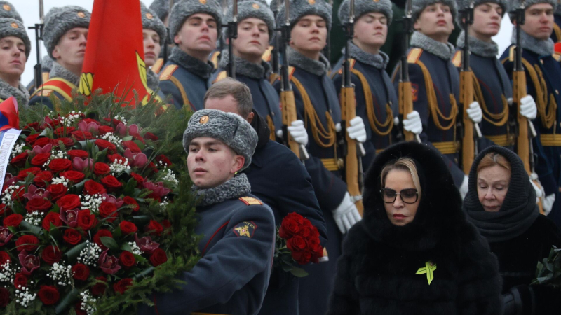 Матвиенко возложила венок на Пискаревском кладбище в Петербурге