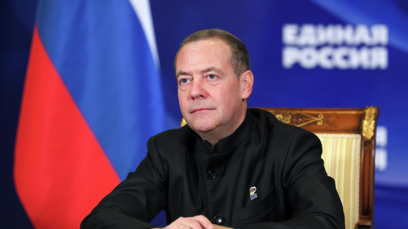 Медведев поздравил учащихся с Днем студента