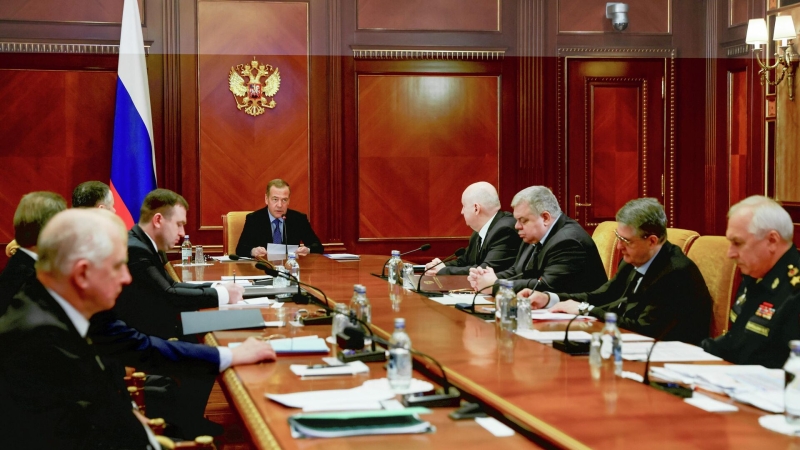 Медведев заявил о выполнении задачи по комплектованию войск в 2025 году