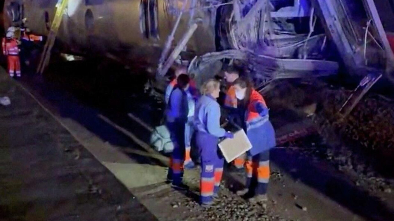 Министр транспорта Испании назвал "крайне странным" сход поездов с рельс