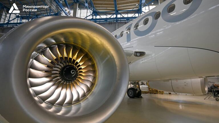 Минпромторг показал полностью импортозамещенный серийный Superjet