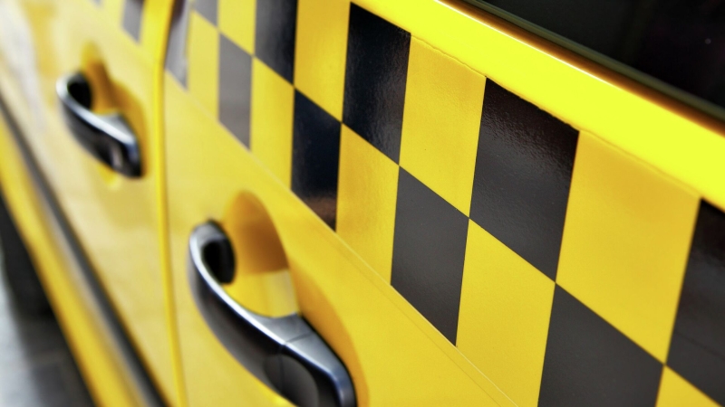 Минтранс проработает льготные тарифы в такси для многодетных семей