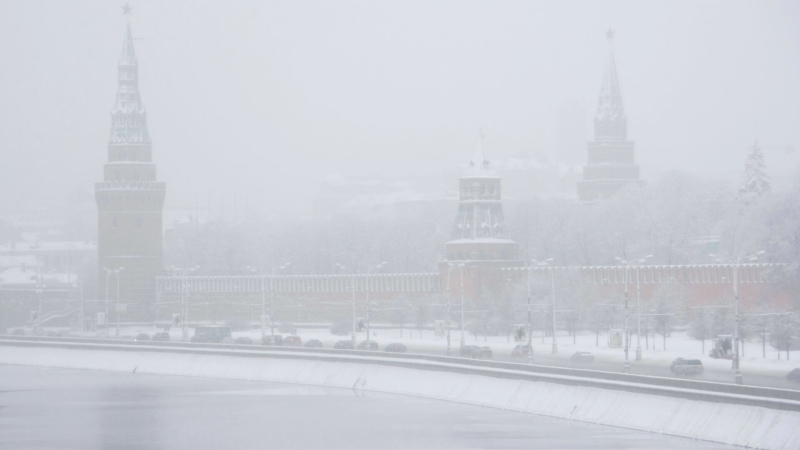 Московским автомобилистам рекомендовали использовать метро из-за снегопада