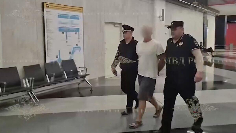 Мужчину, бросившего ребенка на пол в Шереметьево, будут судить