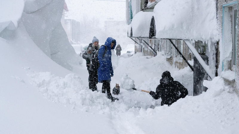 На Камчатке наледь с крыши торгового центра упала на подростка