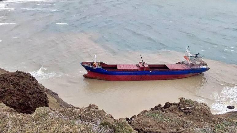 На севшем на мель в Темрюкском районе судне никто не пострадал