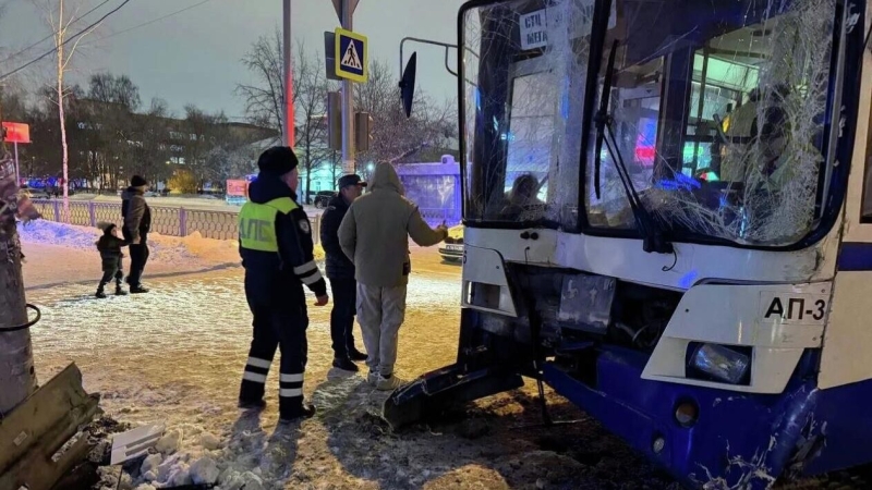На Урале двоих пассажиров въехавшего в столб автобуса госпитализировали