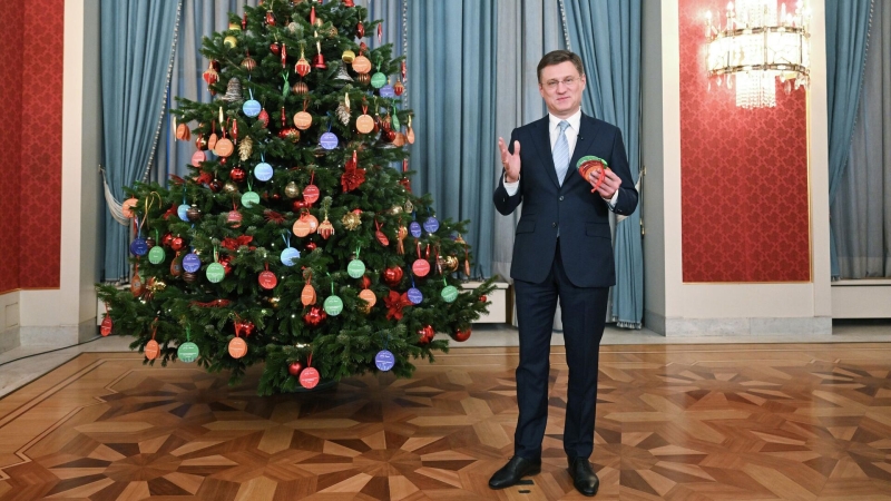 Новак подарил девочке из Петербурга набор для рисования