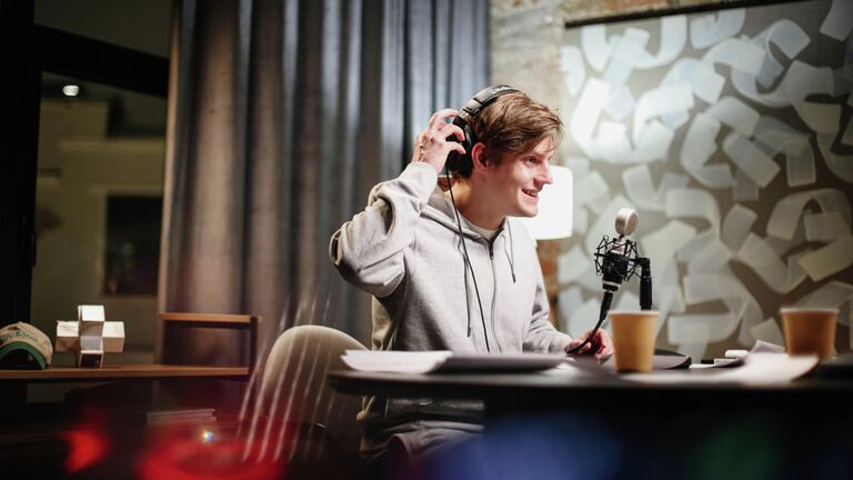 Павел Табаков озвучил аудиогид к выставке саратовских художников