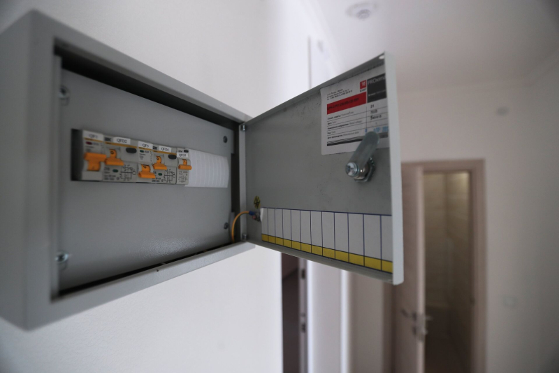 Почему выбивает автомат в распределительном щитке: причины и что делать