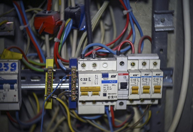 Почему выбивает автомат в распределительном щитке: причины и что делать