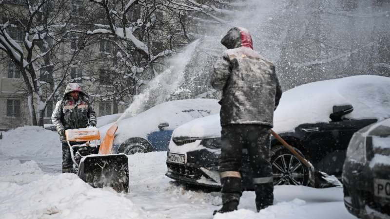 Последствия снегопада в Москве устраняют 145 тысяч человек