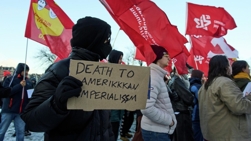 Протестующие у консульства США в Амстердаме потребовали освободить Мадуро