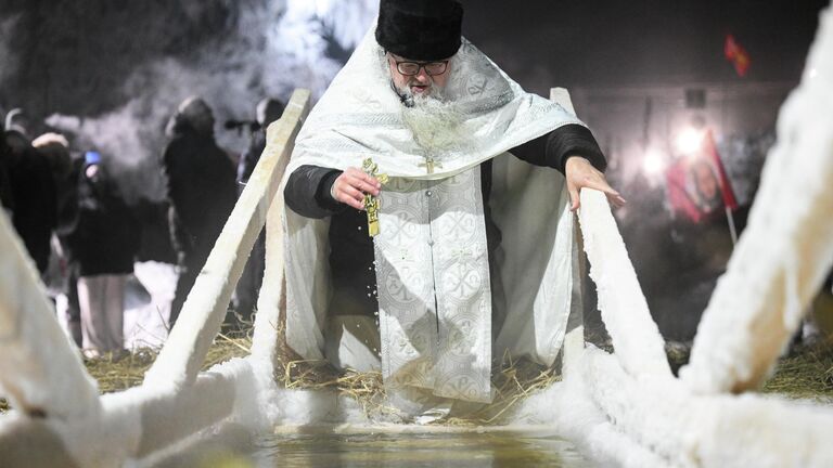 Путин окунулся в прорубь на Крещение