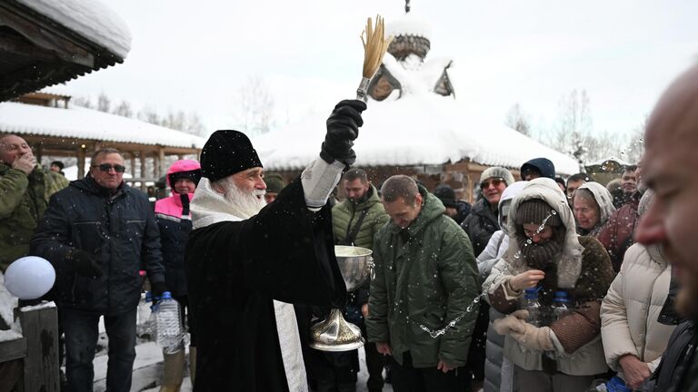 Путин окунулся в прорубь на Крещение