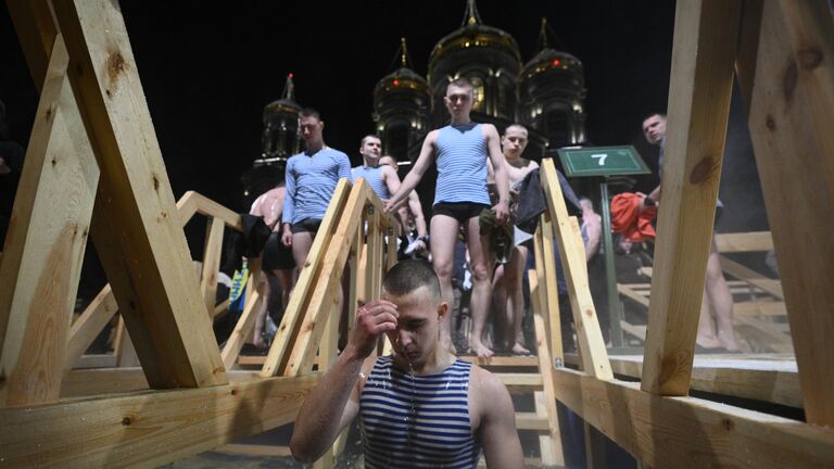 Путин окунулся в прорубь на Крещение