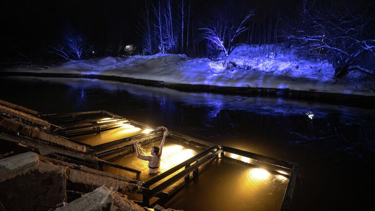 Путин окунулся в прорубь на Крещение