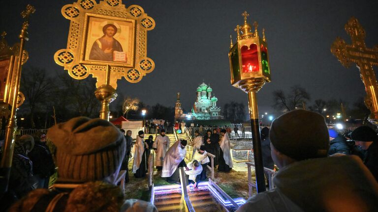 Путин окунулся в прорубь на Крещение