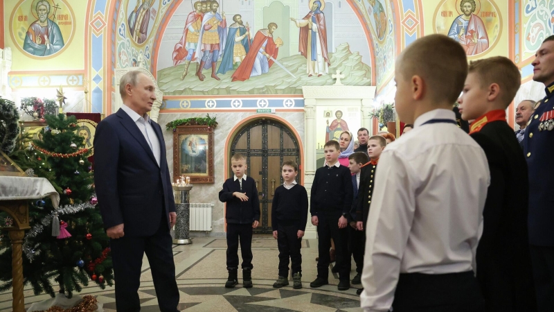 Путин подобрал упавшую с елки игрушку и вернул на место