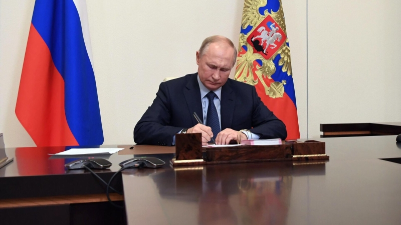 Путин поручил убрать избыточные препятствия для внедрения ИИ в России