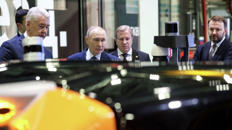 Путин призвал снять барьеры, мешающие внедрению автономных решений