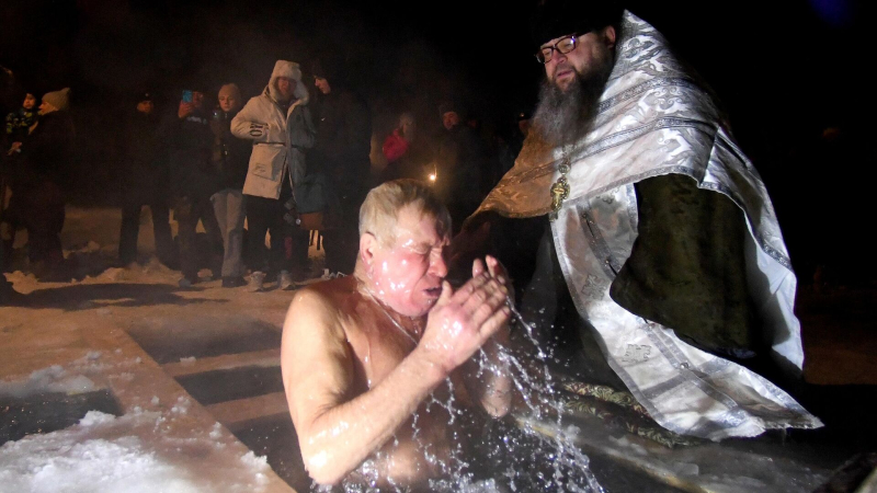 Роспотребнадзор рассказал, кому нужно быть осторожнее при купании в проруби