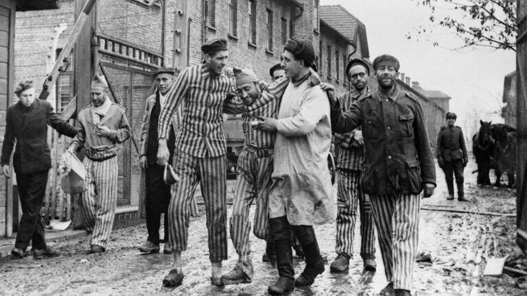 Россия никогда не забудет чудовищных преступлений в Освенциме, заявил Путин