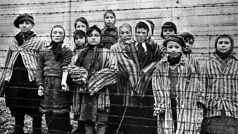 Россия никогда не забудет чудовищных преступлений в Освенциме, заявил Путин