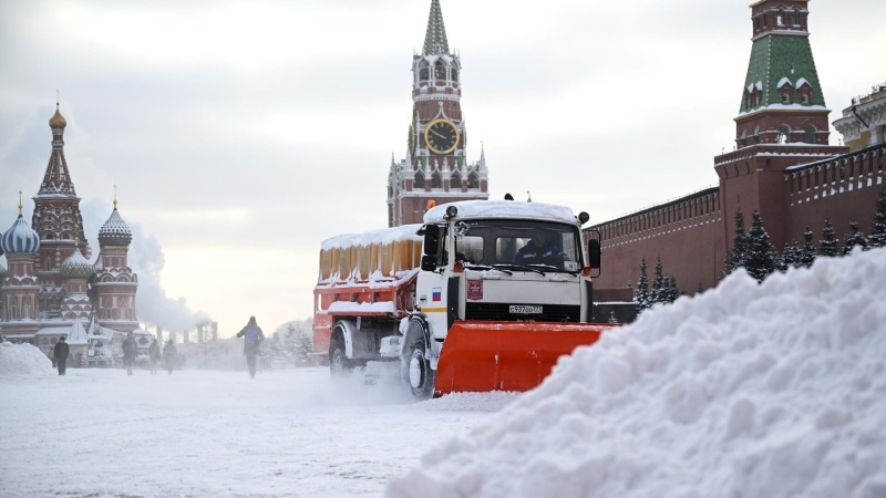 С Красной площади в Москве убрали более 4,5 тысячи кубометров снега
