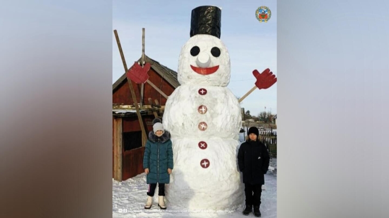 Школьник построил пятиметрового снеговика в Алтайском крае