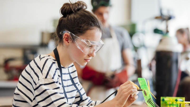Школьников научат собирать дроны на уроках по основам защиты Родины