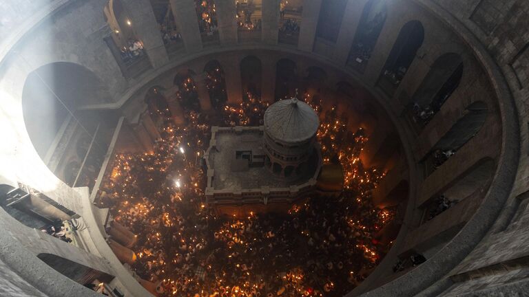 Схождение Благодатного огня 2025: когда проходит, значение для верующих