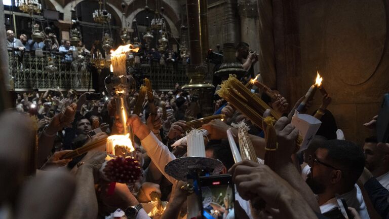 Схождение Благодатного огня 2025: когда проходит, значение для верующих