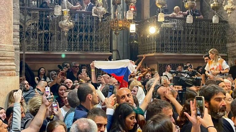 Схождение Благодатного огня 2025: когда проходит, значение для верующих