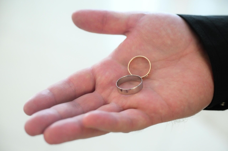 "Смеются и показывают пальцем". Как живут люди с неизлечимым заболеванием