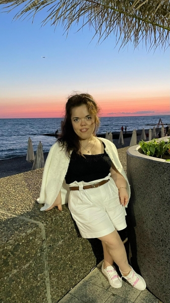 "Смеются и показывают пальцем". Как живут люди с неизлечимым заболеванием